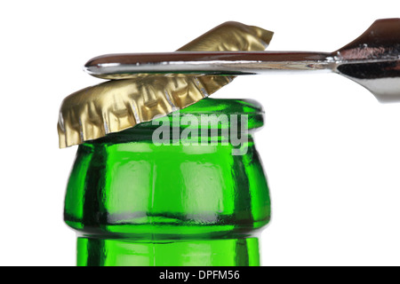 Öffnen eine grüne Bierflasche mit Opener, isoliert auf weißem Hintergrund Stockfoto