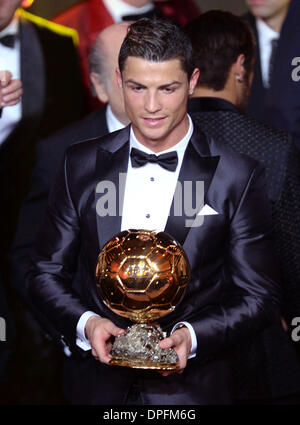 Zürich, Schweiz. 13. Januar 2014. Real Madrids Portugiesen weiterleiten Cristiano Ronaldo Posen mit dem Ballon D'Or Trophy für Herren der FIFA Weltfußballer des Jahres, während die FIFA Ballon d ' or Gala 2013 statt im Kongresshaus in Zürich, Schweiz, 13. Januar 2014. Foto: Patrick Seeger/Dpa/Alamy Live News Stockfoto