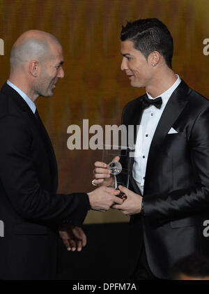 Zürich, Schweiz. 13. Januar 2014. Portugiesischer Fußballspieler Cristiano Ronaldo (R) von Real Madrid erhält seine FIFA/FIFPro World XI Award aus den Händen des ehemaligen Freench Fußballer Zinedine Zidane während der FIFA Ballon d ' or Gala 2013 im Kongresshaus in Zürich, Schweiz, 13. Januar 2014 statt. Foto: Patrick Seeger/Dpa/Alamy Live News Stockfoto