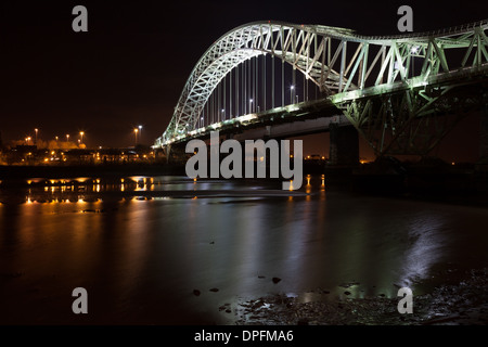 Silver Jubilee Bridge, auch bekannt als die Runcorn Brücke in Cheshire, nachts beleuchtet. Stockfoto