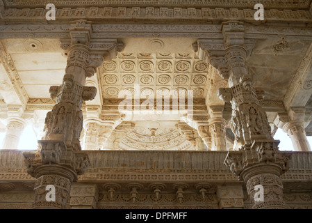 Ranakpur Tempel des Jainismus bekannt für ihre geschnitzten Säulen und Design, Rajasthan Indien. Stockfoto