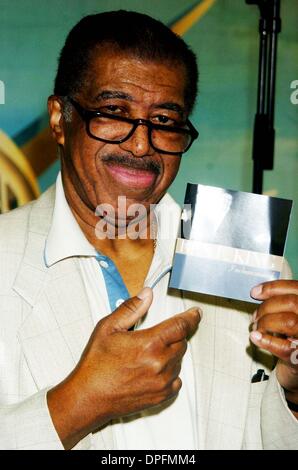 25. April 2006 - New York, New York, USA - R&B Legende BEN E. KING führt Lieder & Zeichen Autogramme für seine neue CD "SOUL REMIX''. J & R MUSIK & COMPUTER WORLD, NEW YORK CITY 25.04.06.   -2006.BEN E. KÖNIG. K47609JKRON (Kredit-Bild: © John Krondes/Globe Photos/ZUMAPRESS.com) Stockfoto