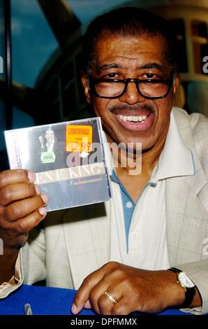 25. April 2006 - New York, New York, USA - R&B Legende BEN E. KING führt Lieder & Zeichen Autogramme für seine neue CD "SOUL REMIX''. J & R MUSIK & COMPUTER WORLD, NEW YORK CITY 25.04.06.   -2006.BEN E. KÖNIG. K47609JKRON (Kredit-Bild: © John Krondes/Globe Photos/ZUMAPRESS.com) Stockfoto