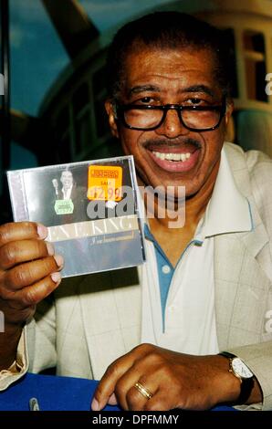 25. April 2006 - New York, New York, USA - R&B Legende BEN E. KING führt Lieder & Zeichen Autogramme für seine neue CD "SOUL REMIX''. J & R MUSIK & COMPUTER WORLD, NEW YORK CITY 25.04.06.   -2006.BEN E. KÖNIG. K47609JKRON (Kredit-Bild: © John Krondes/Globe Photos/ZUMAPRESS.com) Stockfoto