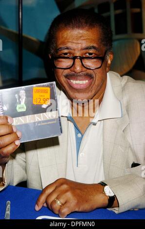 25. April 2006 - New York, New York, USA - R&B Legende BEN E. KING führt Lieder & Zeichen Autogramme für seine neue CD "SOUL REMIX''. J & R MUSIK & COMPUTER WORLD, NEW YORK CITY 25.04.06.   -2006.BEN E. KÖNIG. K47609JKRON (Kredit-Bild: © John Krondes/Globe Photos/ZUMAPRESS.com) Stockfoto