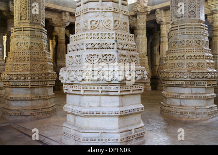 Ranakpur Tempel des Jainismus bekannt für ihre geschnitzten Säulen und antiken Architektur Designs, Rajasthan Indien. Stockfoto
