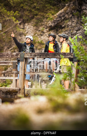 Drei Mountainbiker eine Pause Stockfoto