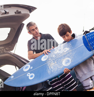 Vater und Sohn Überprüfung Surfbrett, Encinitas, Kalifornien, USA Stockfoto