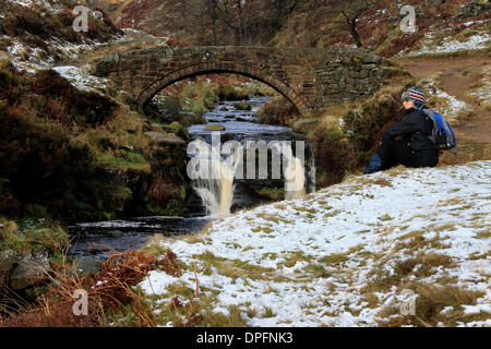 Drei Shires Kopf, Peak District, UK. 14. Januar 2014.   Nach Schneefall über Nacht trotzt eine Gehhilfe Winterwetter an drei Shires Spitze, an der Stelle, wo die Grafschaftgrenzen von Cheshire, Derbyshire und Staffordshire in The Peak District treffen. Bildnachweis: Joanne Roberts/Alamy Live-Nachrichten Stockfoto