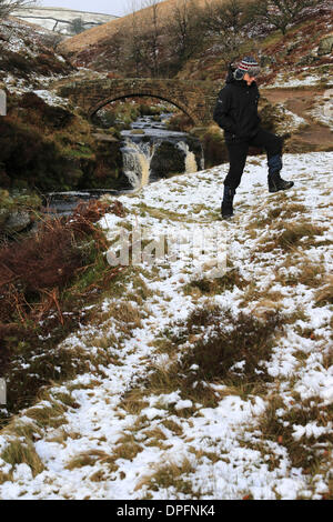 Drei Shires Kopf, Peak District, UK. 14. Januar 2014.   Nach Schneefall über Nacht trotzt eine Gehhilfe Winterwetter an drei Shires Spitze, an der Stelle, wo die Grafschaftgrenzen von Cheshire, Derbyshire und Staffordshire in The Peak District treffen. Bildnachweis: Joanne Roberts/Alamy Live-Nachrichten Stockfoto