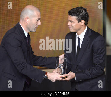 Zürich, Schweiz. 13. Januar 2014. Paris Saint-Germain brasilianischen Verteidiger Thiago Silva (R) erhält FIFA/FIFPro World XI Award ehemaliger französischer Fußballspieler Zinédine Zidane während der FIFA Ballon d ' or Gala 2013 im Kongresshaus in Zürich, Schweiz, 13. Januar 2014 statt. Foto: Patrick Seeger/Dpa/Alamy Live News Stockfoto