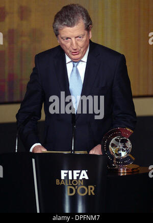 Zürich, Schweiz. 13. Januar 2014. England-Manager Roy Hodgson spricht während der FIFA Ballon d ' or statt Gala 2013 im Kongresshaus in Zürich, Schweiz, 13. Januar 2014. Foto: Patrick Seeger/Dpa/Alamy Live News Stockfoto