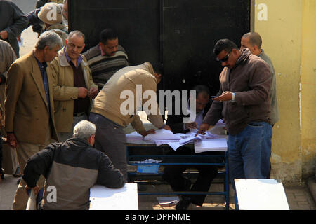 Kairo, Ägypten. 14. Januar 2014. Ägypter warten, um ihre Stimme während des Referendums über den Verfassungsentwurf, vor einem Wahllokal in Kairo, Ägypten, 14. Januar 2014. Ägypter begann am 14. Januar zur Abstimmung über eine neue Verfassung ausgearbeitet, nach der militärischen gestürzte islamistische Präsident Mohamed Morsi im Zuge der massiven Widerstand Demonstrationen vor sechs Monaten. Bildnachweis: ZUMA Press, Inc./Alamy Live-Nachrichten Stockfoto