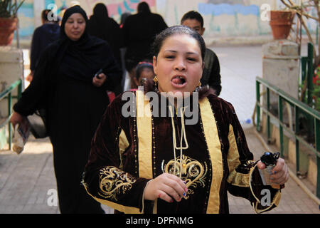 Kairo, Ägypten. 14. Januar 2014. Ägypter warten, um ihre Stimme während des Referendums über den Verfassungsentwurf, vor einem Wahllokal in Kairo, Ägypten, 14. Januar 2014. Ägypter begann am 14. Januar zur Abstimmung über eine neue Verfassung ausgearbeitet, nach der militärischen gestürzte islamistische Präsident Mohamed Morsi im Zuge der massiven Widerstand Demonstrationen vor sechs Monaten. Bildnachweis: ZUMA Press, Inc./Alamy Live-Nachrichten Stockfoto