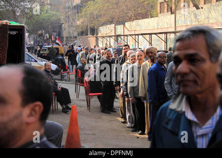 Kairo, Ägypten. 14. Januar 2014. Ägypter warten, um ihre Stimme während des Referendums über den Verfassungsentwurf, vor einem Wahllokal in Kairo, Ägypten, 14. Januar 2014. Ägypter begann am 14. Januar zur Abstimmung über eine neue Verfassung ausgearbeitet, nach der militärischen gestürzte islamistische Präsident Mohamed Morsi im Zuge der massiven Widerstand Demonstrationen vor sechs Monaten. Bildnachweis: ZUMA Press, Inc./Alamy Live-Nachrichten Stockfoto