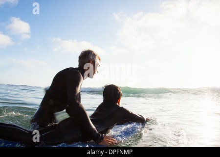 Vater und Sohn auf dem Meer mit Surfbrett, Encinitas, Kalifornien, USA Stockfoto