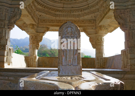 Ranakpur Tempel des Jainismus Idol und bekannt für geschnitzte Säulen antike Architektur Entwürfe Rajasthan Indien. Stockfoto