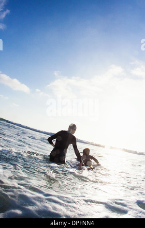 Vater und Sohn mit Surfbrett am Meer, Encinitas, Kalifornien, USA Stockfoto