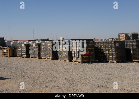 Munition Munition Munition Schwarzpulver Munition Kugeln Bombe Raketen Granaten Munition Boxen 7,62 mm rund Stockfoto