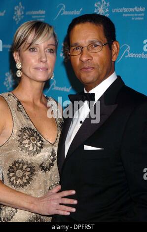 28. November 2006 - New York, New York, USA - dritten jährlichen UNICEF Schneeflocke BALL. CIPRIANI 42ND STREET, NEW YORK, NY.11-28-2006 - 2006.BRYANT GUMBEL FRAU HILARY QUINLAN. K50899JKRON. (Kredit-Bild: © John Krondes/Globe Photos/ZUMAPRESS.com) Stockfoto