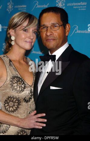 28. November 2006 - New York, New York, USA - dritten jährlichen UNICEF Schneeflocke BALL. CIPRIANI 42ND STREET, NEW YORK, NY.11-28-2006 - 2006.BRYANT GUMBEL FRAU HILARY QUINLAN. K50899JKRON. (Kredit-Bild: © John Krondes/Globe Photos/ZUMAPRESS.com) Stockfoto