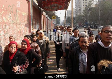 Kairo, Ägypten. 14. Januar 2014. Ägypter warten, um ihre Stimme während des Referendums über den Verfassungsentwurf, vor einem Wahllokal in Kairo, Ägypten, 14. Januar 2014. Ägypter begann am 14. Januar zur Abstimmung über eine neue Verfassung ausgearbeitet, nach der militärischen gestürzte islamistische Präsident Mohamed Morsi im Zuge der massiven Widerstand Demonstrationen vor sechs Monaten. Bildnachweis: ZUMA Press, Inc./Alamy Live-Nachrichten Stockfoto