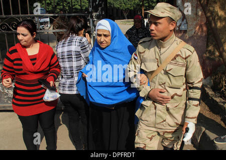 Kairo, Ägypten. 14. Januar 2014. Ägypter warten, um ihre Stimme während des Referendums über den Verfassungsentwurf, vor einem Wahllokal in Kairo, Ägypten, 14. Januar 2014. Ägypter begann am 14. Januar zur Abstimmung über eine neue Verfassung ausgearbeitet, nach der militärischen gestürzte islamistische Präsident Mohamed Morsi im Zuge der massiven Widerstand Demonstrationen vor sechs Monaten. Bildnachweis: ZUMA Press, Inc./Alamy Live-Nachrichten Stockfoto