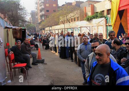 Kairo, Ägypten. 14. Januar 2014. Ägypter warten, um ihre Stimme während des Referendums über den Verfassungsentwurf, vor einem Wahllokal in Kairo, Ägypten, 14. Januar 2014. Ägypter begann am 14. Januar zur Abstimmung über eine neue Verfassung ausgearbeitet, nach der militärischen gestürzte islamistische Präsident Mohamed Morsi im Zuge der massiven Widerstand Demonstrationen vor sechs Monaten. Bildnachweis: ZUMA Press, Inc./Alamy Live-Nachrichten Stockfoto