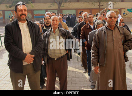 Kairo, Ägypten. 14. Januar 2014. Ägypter warten, um ihre Stimme während des Referendums über den Verfassungsentwurf, vor einem Wahllokal in Kairo, Ägypten, 14. Januar 2014. Ägypter begann am 14. Januar zur Abstimmung über eine neue Verfassung ausgearbeitet, nach der militärischen gestürzte islamistische Präsident Mohamed Morsi im Zuge der massiven Widerstand Demonstrationen vor sechs Monaten. Bildnachweis: ZUMA Press, Inc./Alamy Live-Nachrichten Stockfoto