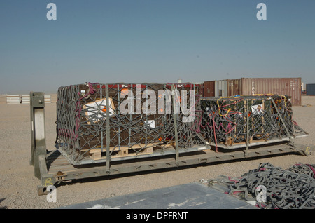 Munition Munition Munition Schwarzpulver Munition Kugeln bombardieren Raketen Granaten Munition Boxen Afghanistan 105mm Runden Arterie Stockfoto