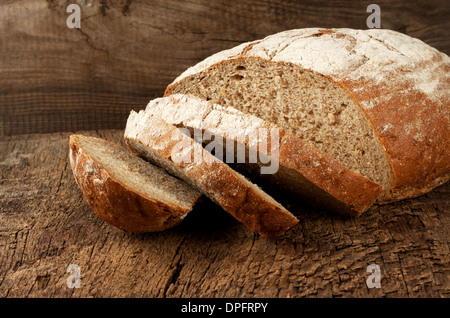 In Scheiben Roggenbrot auf einem Holztisch Stockfoto