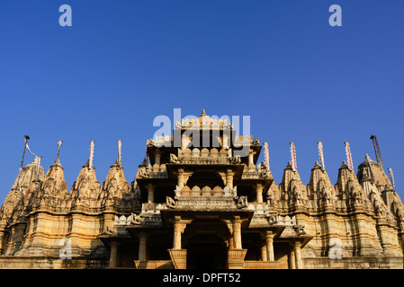 Ranakpur des Jainismus Tempeleingang bekannt für ihre geschnitzten Säulen und Design, Rajasthan Indien. Stockfoto