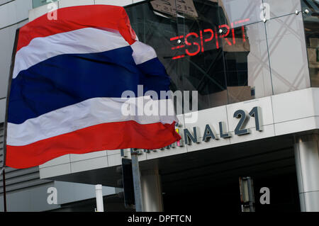 Bangkok, Thailand. 13. Januar 2014. Eine (unsichtbare) Anti-Regierungs-Demonstranten "Wellenlinien" thailändische Flagge vor Terminal 21, einem gehobenen Einkaufszentrum an der Sukhumvit Road. In einer versuchten Herunterfahren von Bangkok gingen zehntausende von Demonstranten auf die Straße um den Rücktritt von Ministerpräsident Thailands Yingluck Shinawatra fordern. "Shutdown Bangkok" ist durch das Volk demokratische Reform Committee (Separatistischen) organisiert.  Bildnachweis: Kraig Lieb / Alamy Live News Stockfoto