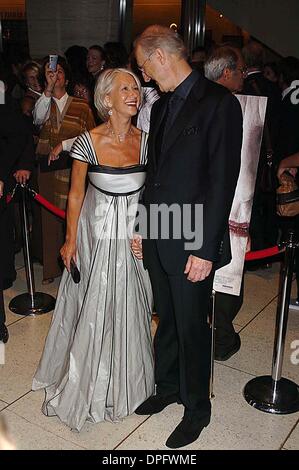 29. September 2006 - FILM New York, New York, USA - QUEEN PREMIERE AT die Premiere von der New York FESTIVAL. AVERY FISHER HALL IM LINCOLN CENTER, NEW YORK CITY. COPYRIGHT 2006-. HELEN MIRREN UND JAMES CROMWELL. K50068JKRON (Kredit-Bild: © John Krondes/Globe Photos/ZUMAPRESS.com) Stockfoto