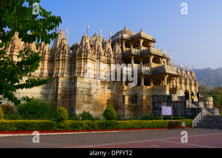Ausländische Touristen am Ortseingang von Ranakpur Tempel des Jainismus bekannt für seine alte geschnitzte Säulen Architektur, Rajasthan Indien Stockfoto