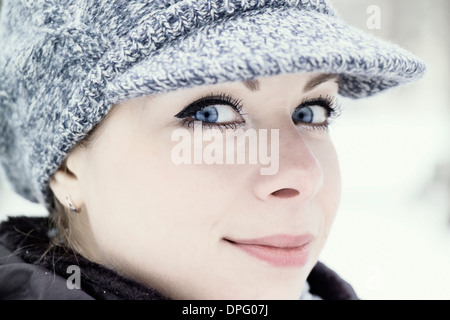 Outdoor Portrait attraktive junge Frau in Winterkleidung, lächelnd. Stockfoto
