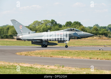 British Royal Air Force Eurofighter Typhoon ZK306 der 29squadron Coningsby rollt über den Laufsteg an RAF Fairford. Stockfoto