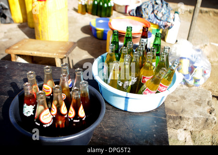 Limonadenflaschen auf Markt, Ghana Stockfoto