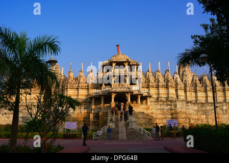 Toursit in Ranakpur Tempel des Jainismus bekannt für ihre geschnitzten Säulen und antiken Architektur, Rajasthan Indien. Stockfoto
