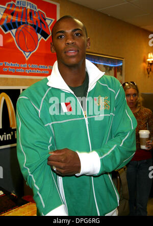 12. Januar 2006 - New York, New York, US - K46412JBU. New York Knicks-Spieler und die Besetzung von "Glory Road'' zu Ehren Martin Luther King Jr. bei McDonalds, NEW YORK New York 12.01.2006.  -MEHCAD BROOKS VON DESPERATE HOUSEWIVES. (Kredit-Bild: © Judie Burstein/Globe Photos/ZUMAPRESS.com) Stockfoto