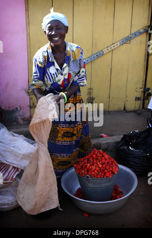 Frau verkaufen Chili Paprika im Marktplatz, Accra, Ghana Stockfoto