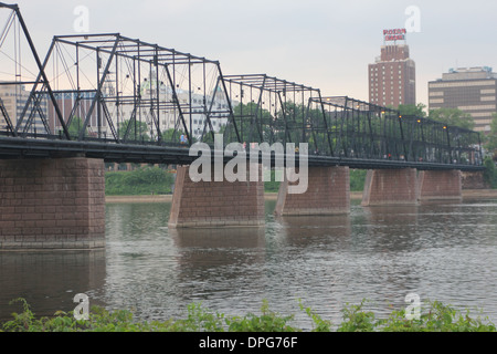 Die Walnut Street Bridge auch bekannt als The People's Bridge, ist eine Fachwerkbrücke, Harrisburg, Pennsylvania Stockfoto