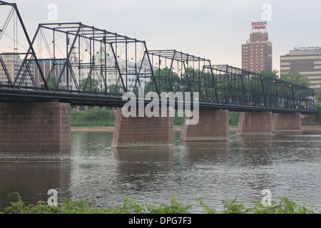 Die Walnut Street Bridge auch bekannt als The People Brücke, ist eine Fachwerkbrücke, die überspannt den Susquehanna River in Harrisburg, Stockfoto