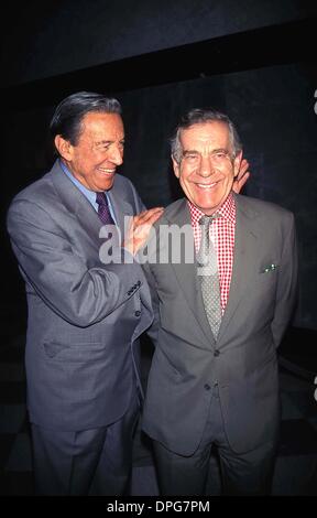 13. April 2006 - New York, New York, USA - MIKE WALLACE und MORLEY SAFER.  -PHOTOS(Credit Image: © Judie Burstein/Globe Photos/ZUMAPRESS.com) Stockfoto