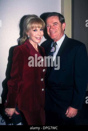 24. April 2006 - New York, New York, USA - BARBARA EDEN mit ihr Ehemann JON EICHOLZ. (Kredit-Bild: © Judie Burstein/Globe Photos/ZUMAPRESS.com) Stockfoto