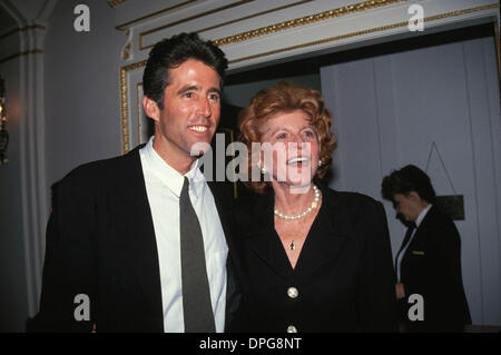 18. September 2006 - New York, New York, USA - PATRICIA KENNEDY LAWFORDWITH Sohn CHRISTOPHER LAWFORD.  -1993.PATKENNEDYLAWFORDRETRO (Kredit-Bild: © Judie Burstein/Globe Photos/ZUMAPRESS.com) Stockfoto