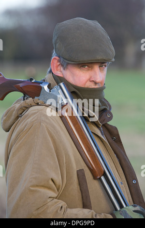 Ein Mann mit einer Schrotflinte auf einem Fasan schießen in England Stockfoto