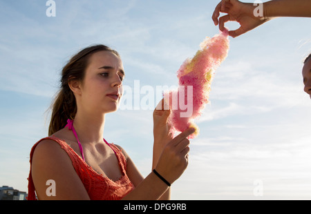 Mädchen Kinder Teenager Zuckerwatte Stockfoto