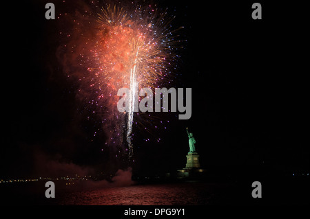 Feuerwerk an der Freiheitsstatue auf Silvester. 1. Januar 2014 Stockfoto