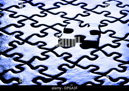 Einige Puzzleteile zusammen symbolisiert Erfolg und Abschluss eines Projekts Stockfoto